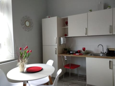 Coffee/tea facilities, Kitchen or kitchenette, Dining area, oven, stove