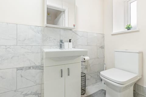 Modern 4-Bed, Parking, Pool Table, Sleeps 11 House in Walsall