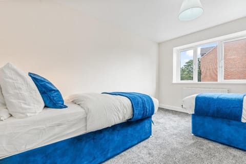 Modern 4-Bed, Parking, Pool Table, Sleeps 11 House in Walsall