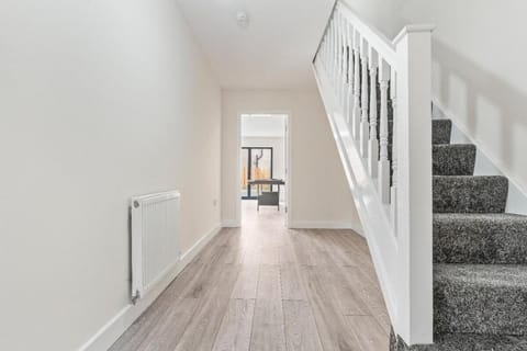Modern 4-Bed, Parking, Pool Table, Sleeps 11 House in Walsall
