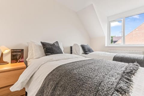 Modern 4-Bed, Parking, Pool Table, Sleeps 11 House in Walsall