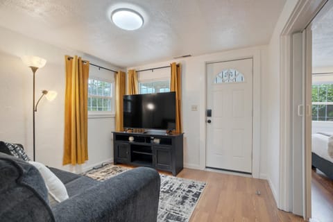 Charming Downtown Cottage - Pet Friendly & Firepit House in Colorado Springs