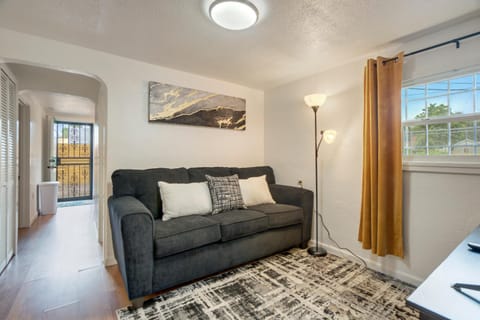 Charming Downtown Cottage - Pet Friendly & Firepit House in Colorado Springs