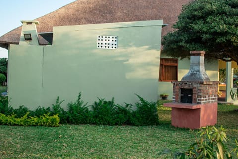 Property building, BBQ facilities, Garden, Kitchen or kitchenette, Garden view