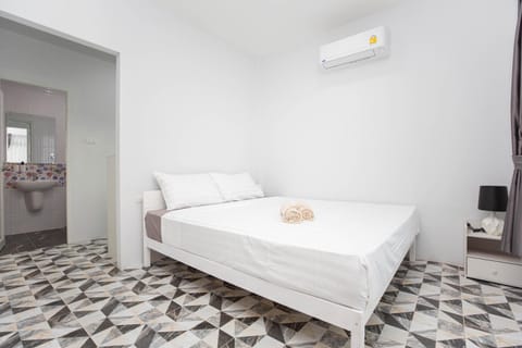 Bedroom, towels, air conditioner