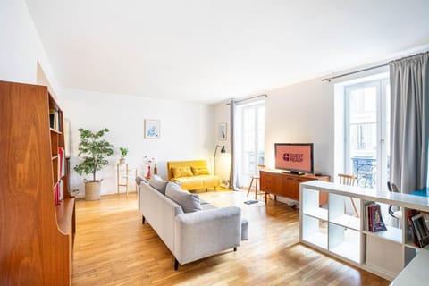 Bed, Living room