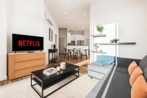 Property building, Communal lounge/ TV room, TV and multimedia, Kitchen or kitchenette, Living room, Photo of the whole room, Seating area, Dining area, Evening entertainment, Entertainment, microwave