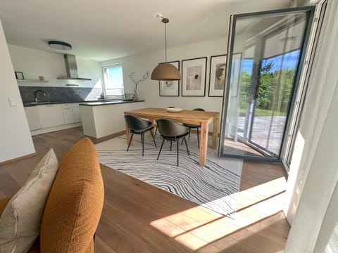 Kitchen or kitchenette, Living room, Seating area, Dining area