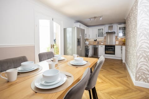 Seating area, Dining area