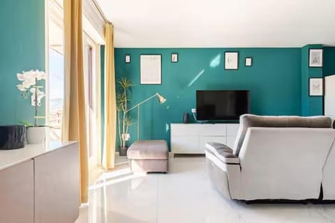 Communal lounge/ TV room, TV and multimedia, Living room, Seating area, Evening entertainment