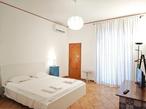 Bed, Bedroom, air conditioner