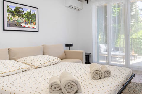 Bed, Photo of the whole room, towels, air conditioner