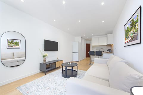 Communal lounge/ TV room, TV and multimedia, Living room, Seating area, Dining area, oven