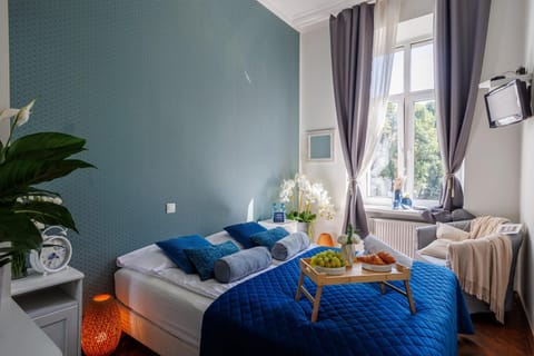 Bed, TV and multimedia, Living room, Food and drinks, Photo of the whole room, Seating area, Dining area, Bedroom, Food, Breakfast, Continental breakfast, Drinks