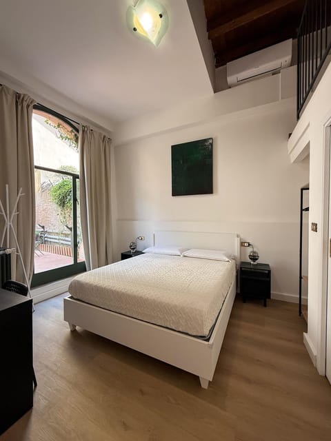 Bed, TV and multimedia, Photo of the whole room, Bedroom, air conditioner