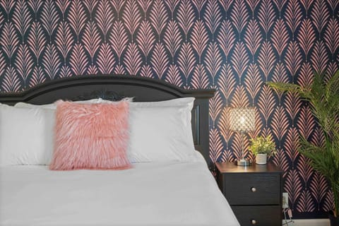 Bed, Photo of the whole room, Decorative detail, Bedroom