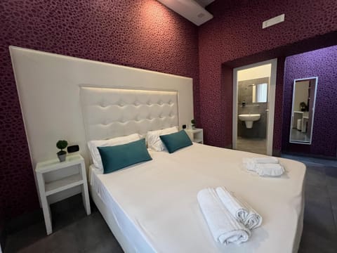 Photo of the whole room, Bedroom, towels