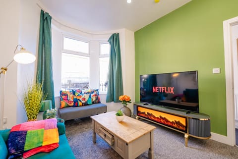 Communal lounge/ TV room, Bed, TV and multimedia, Living room, Photo of the whole room, Seating area, Evening entertainment, Bedroom