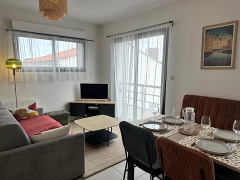 TV and multimedia, Living room, Seating area, Dining area