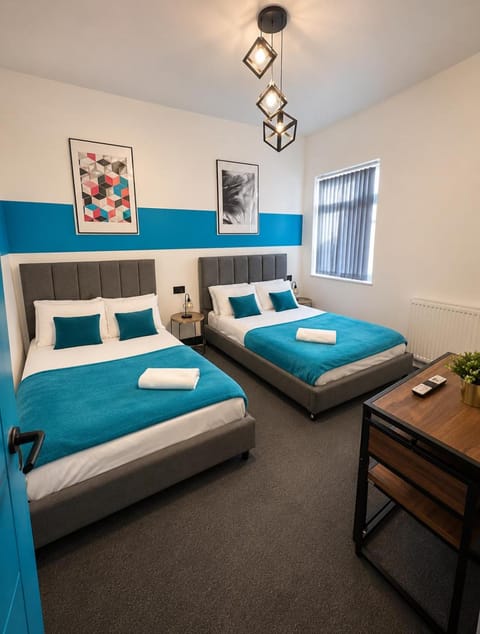 Bed, Bedroom, towels