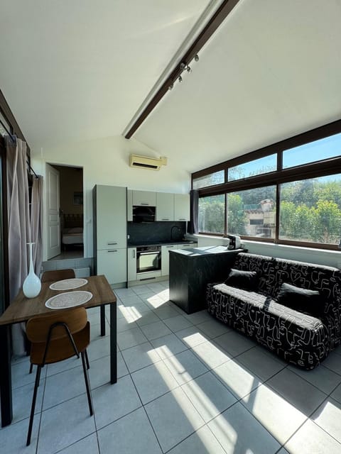 Kitchen or kitchenette, Living room, Seating area, Dining area, air conditioner