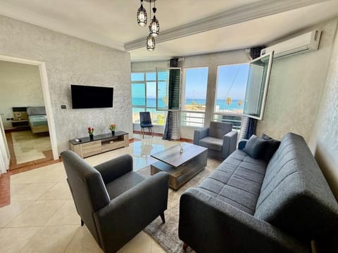 Communal lounge/ TV room, TV and multimedia, Living room, Sea view