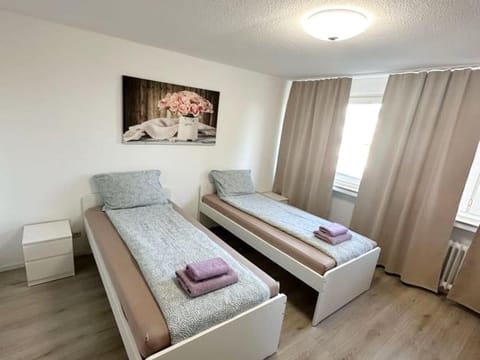 Bed, Photo of the whole room, Seating area, Bedroom, heating, towels