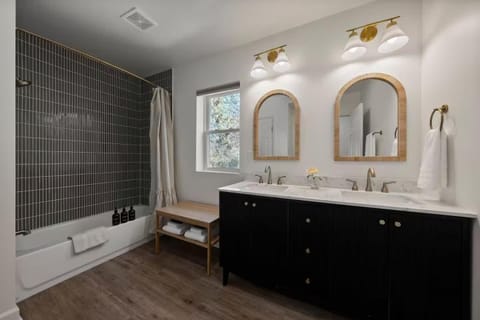 Stunning 2 BR - Parking and Walk to Park Apartment in Clintonville