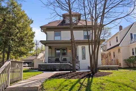 Stunning 2 BR - Parking and Walk to Park Apartment in Clintonville