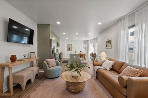 Stunning 2 BR - Parking and Walk to Park Apartment in Clintonville