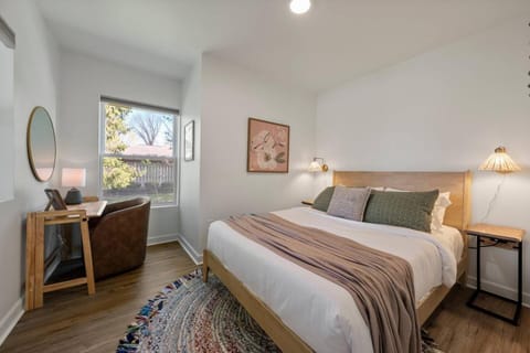 Stunning 2 BR - Parking and Walk to Park Apartment in Clintonville