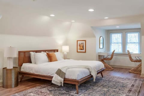 Close to OSU Rooftop Patio Grill & Outdoor TV Apartment in Clintonville