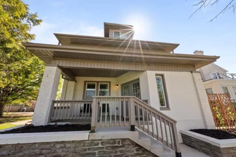 Close to OSU Rooftop Patio Grill & Outdoor TV Apartment in Clintonville