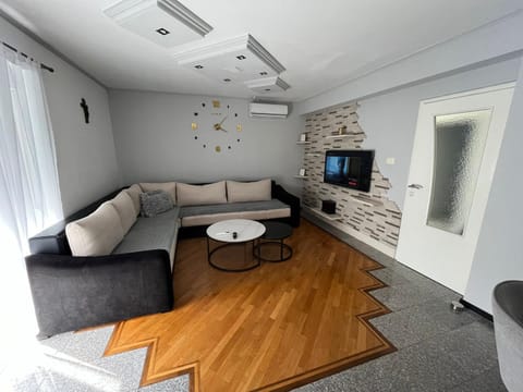 Communal lounge/ TV room, Kitchen or kitchenette, Living room, Seating area, air conditioner