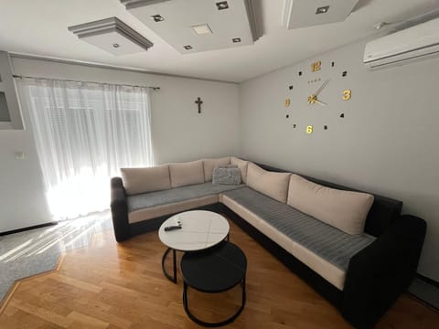 Living room, Seating area, air conditioner