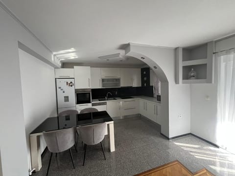 Kitchen or kitchenette, Dining area, dishwasher, oven, stove