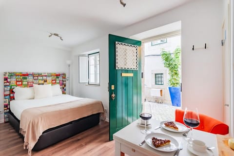 Bed, Dining area