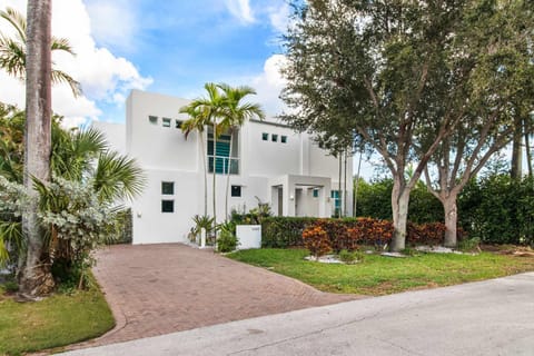Property building, Facade/entrance, Garden, Garden view