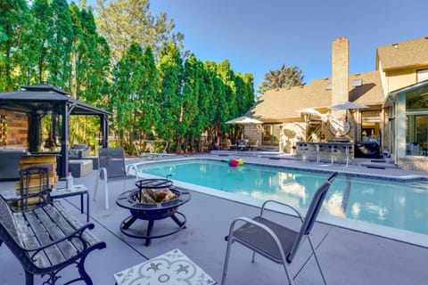 Indoor and Outdoor Entertainment! Luxe Michigan Home House in Clinton Township