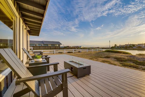 Beach Access, Deck Waterfront Whidbey Island Home House in Greenbank