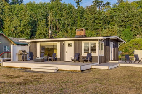 Beach Access, Deck Waterfront Whidbey Island Home House in Greenbank