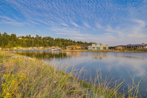 Beach Access, Deck Waterfront Whidbey Island Home House in Greenbank