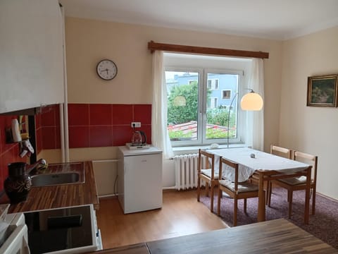 Kitchen or kitchenette, Seating area, Dining area
