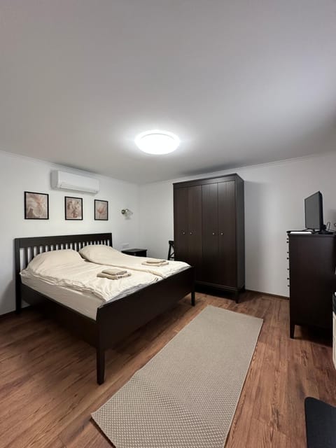 Bed, TV and multimedia, Bedroom, wardrobe