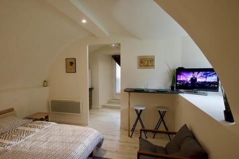 Bed, TV and multimedia, Photo of the whole room