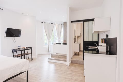 Bed, Hot Tub, TV and multimedia, Coffee/tea facilities, Kitchen or kitchenette, Photo of the whole room, Seating area, Dining area, Bedroom, microwave, stove