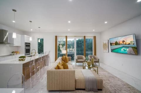 Communal lounge/ TV room, Living room, Seating area