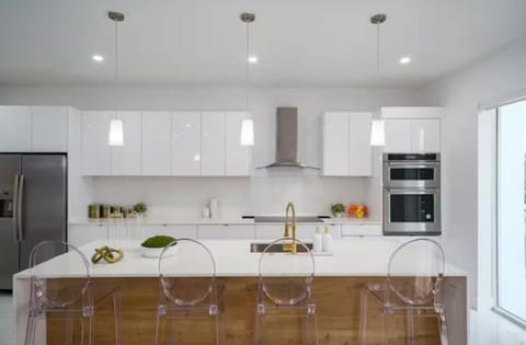 Kitchen or kitchenette, oven