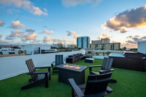 New Construction Villa 2 min Walk to Beach Jacuzzi House in Pompano Beach