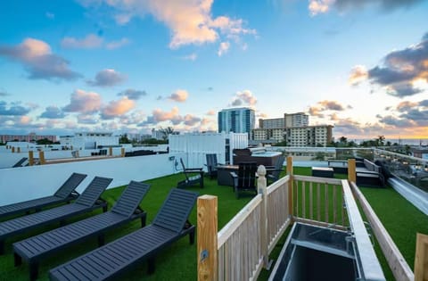 New Construction Villa 2 min Walk to Beach Jacuzzi House in Pompano Beach